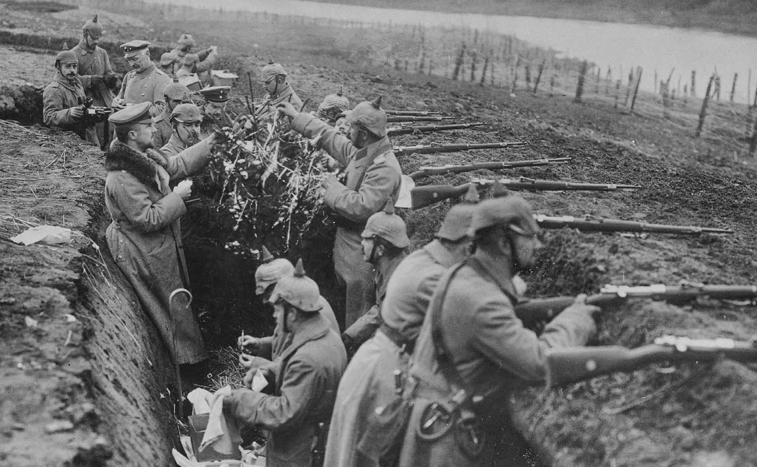 Soldados alemães na I Guerra Mundial comemorando o Natal na trincheira