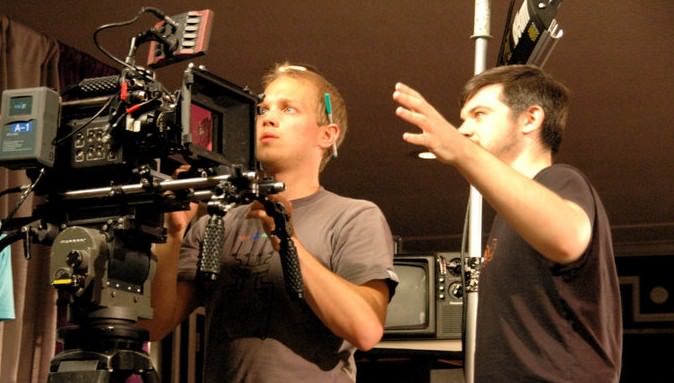O 1° assistente de câmera realizando testes com o diretor de fotografia.