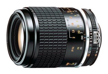 A lente Micro NIKKOR 105 mm f/2.8, é uma lente AIs e possui foco manual.