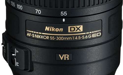 Qualquer lente que apresenta as letras DX, como a Lente Nikon NIKKOR AF-S DX 55-300mm f/4.5-5.6G ED VR, está otimizada para as câmeras Nikon com sensor de formato DX.