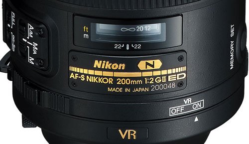 Lente Nikon NIKKOR AF-S 200mm f/2G ED VR II. O numeral romano indica que é a segunda geração da AF-S 200mm.