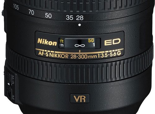 A Lente Nikon NIKKOR AF-S 28-300mm f/3.5-5.6 ED VR apresenta um vidro ED e uma abertura variável. O f/stop muda de f/3.5 a uma distância focal de grande angular de 28mm, eventualmente atingindo f/5.6 na extremidade de alcance de uma telefoto 300mm.