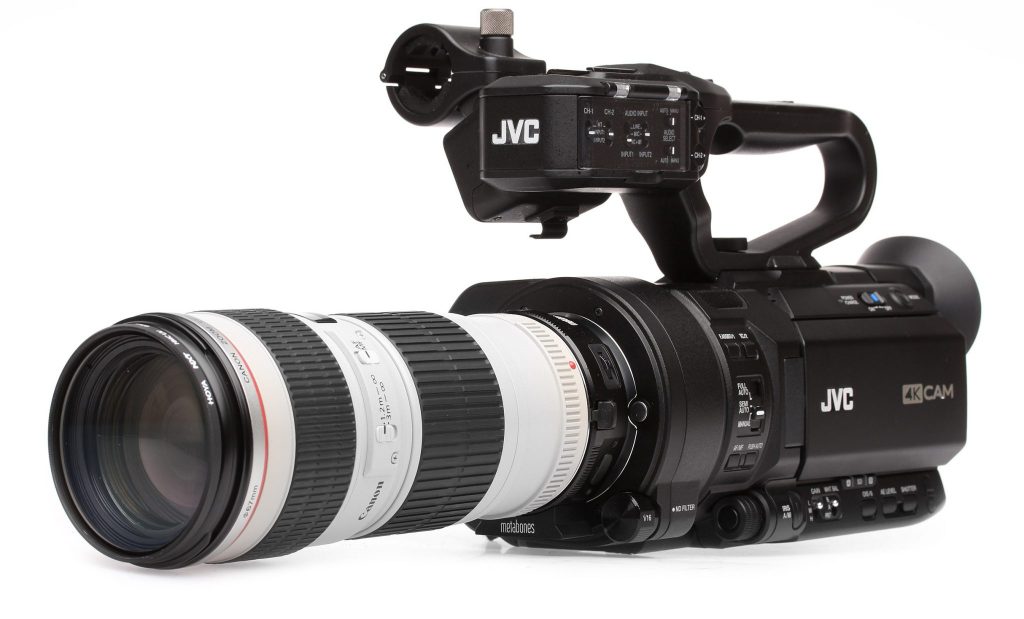 Filmadora JVC GY-LS300 4K com uma objetiva zoom Canon 70-200mm