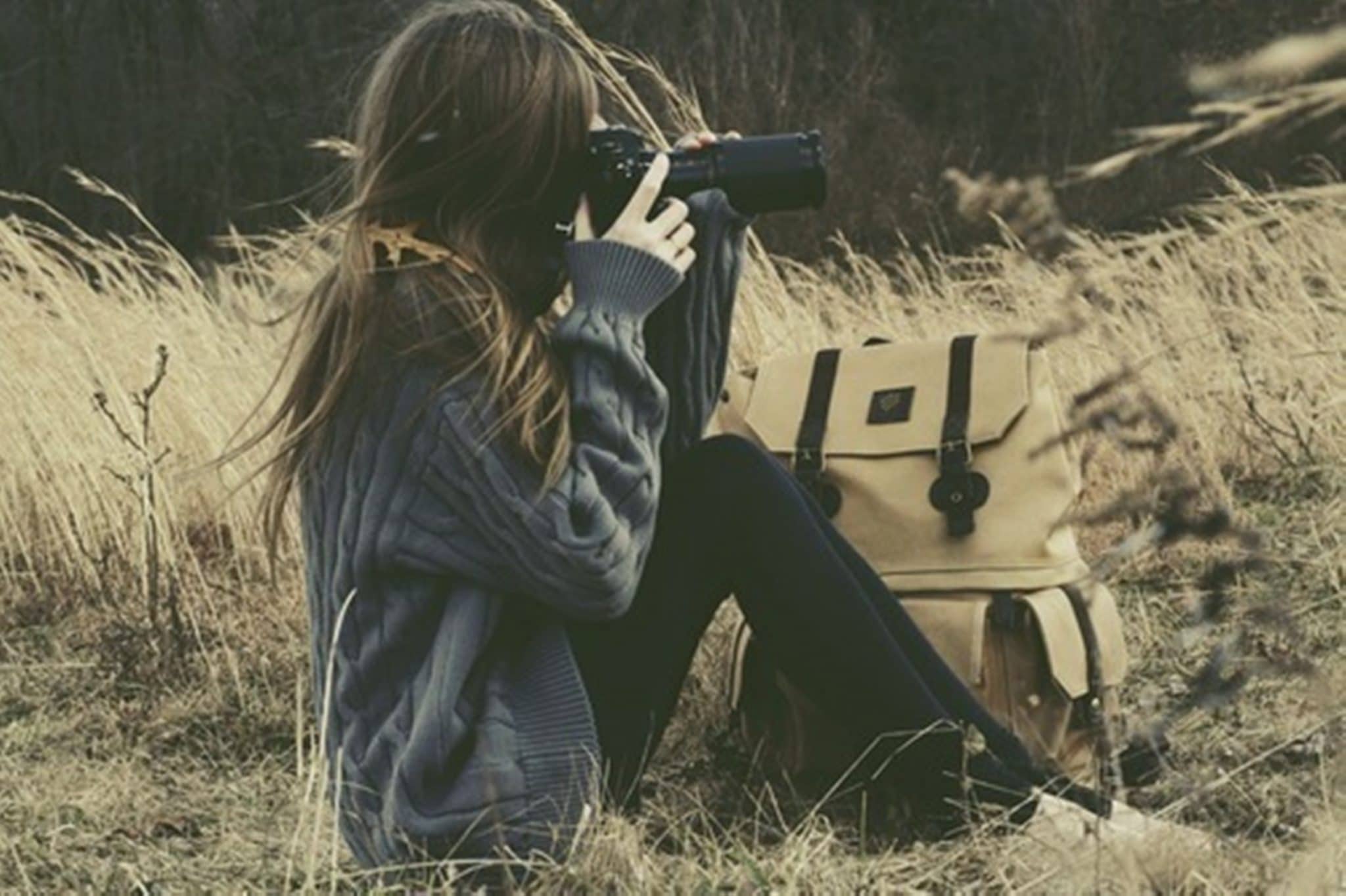 Увлекайтесь моментами. Девушка с фотоаппаратом. Брюнетка с фотоаппаратом. Фотограф девушка с фотоаппаратом. Девушка с фотоаппаратом на природе.