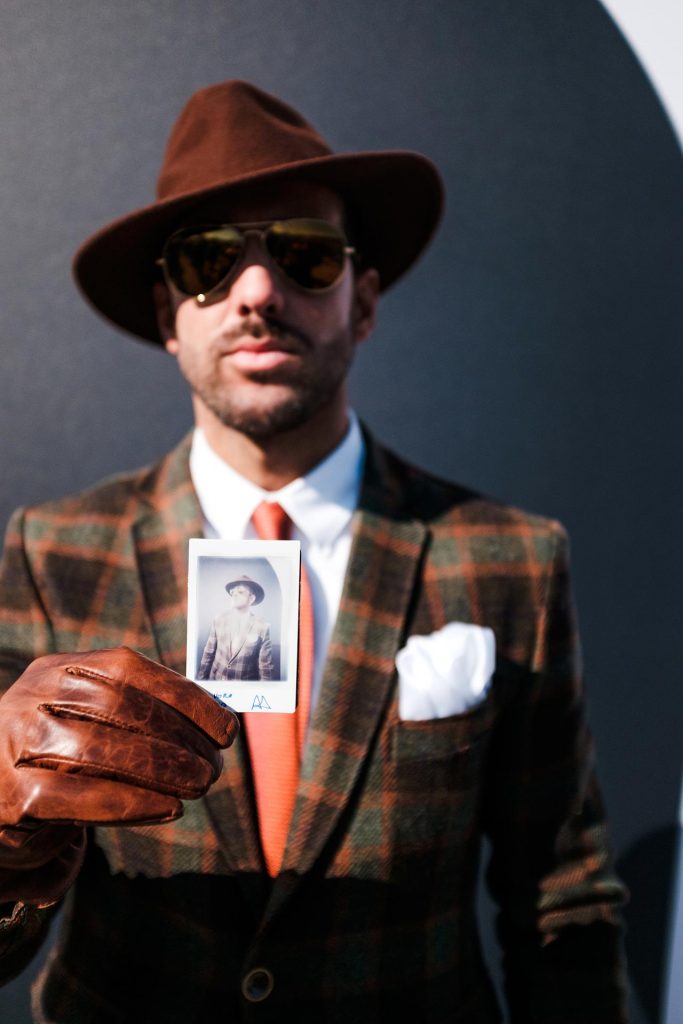 Retratos Profissionais com Camera instantanea instax Fujifilm em Feira de Moda masculina