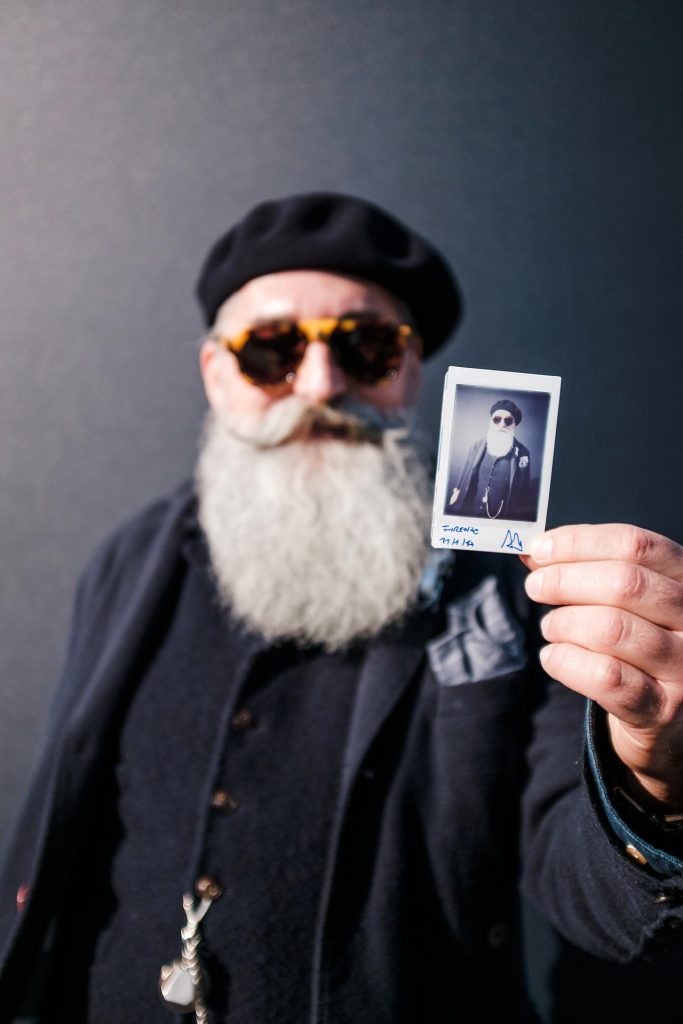 Retratos Profissionais com Camera instantanea instax Fujifilm em Feira de Moda masculina