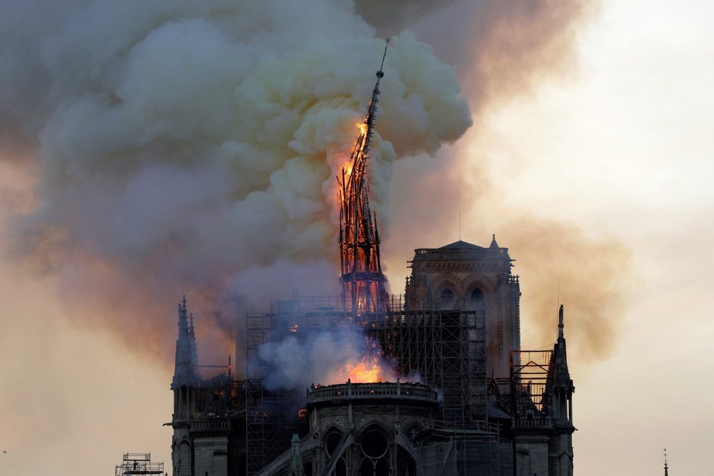 confira-fotos-devastadoras-do-incendio-na-catedral-de-notre-dame-Blog-eMania-1-17-04