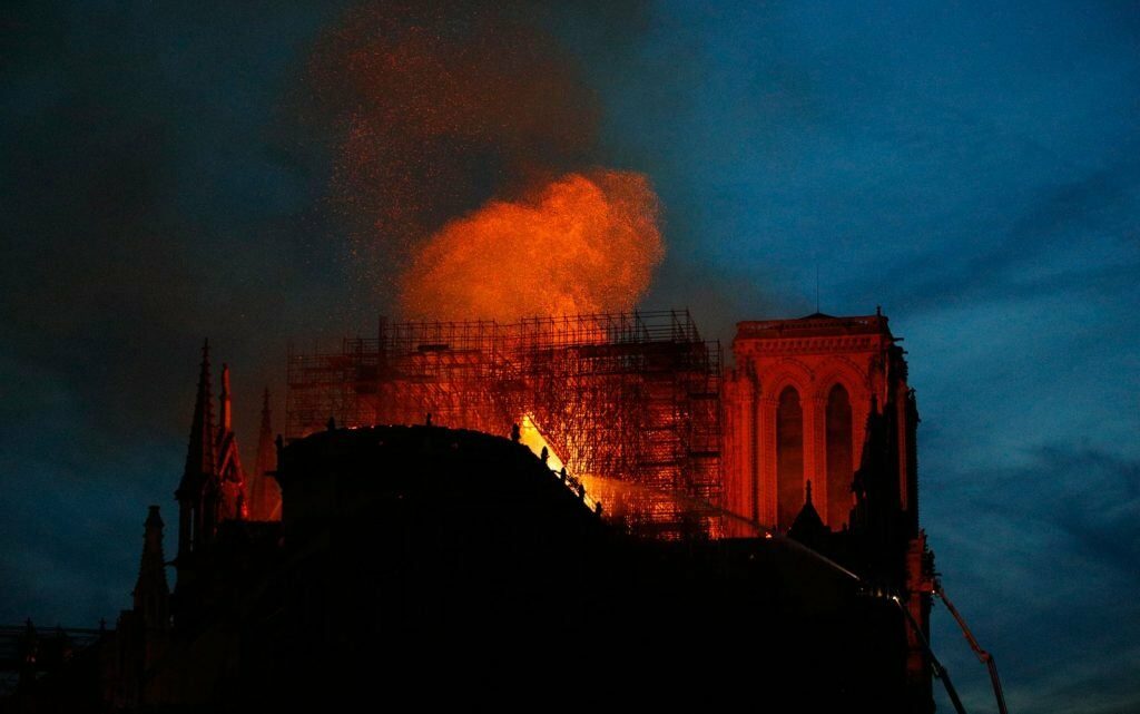 confira-fotos-devastadoras-do-incendio-na-catedral-de-notre-dame-Blog-eMania-3-17-04