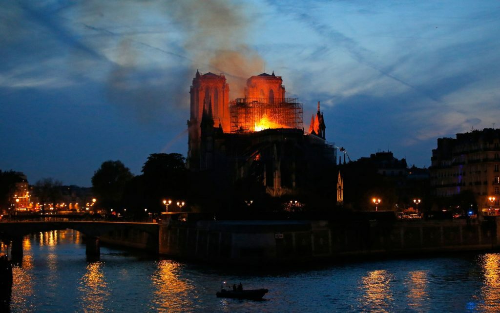 confira-fotos-devastadoras-do-incendio-na-catedral-de-notre-dame-Blog-eMania-4-17-04
