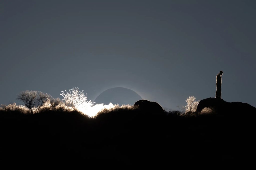 fotografo-capta-imagem-incrivel-do-eclipse-solar-no-chile-Blog-eMania-2-03-07