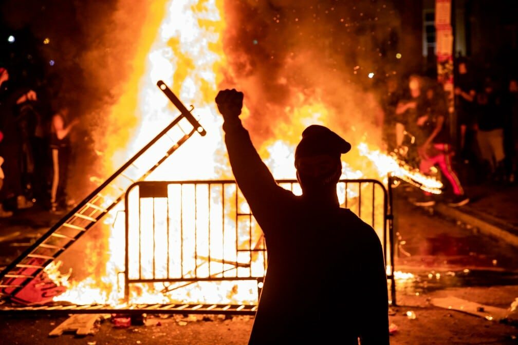 protestos-nos-eua-as-fotos-mais-chocantes-dos-atos-anti-racismo-Blog-eMania-2-03-06