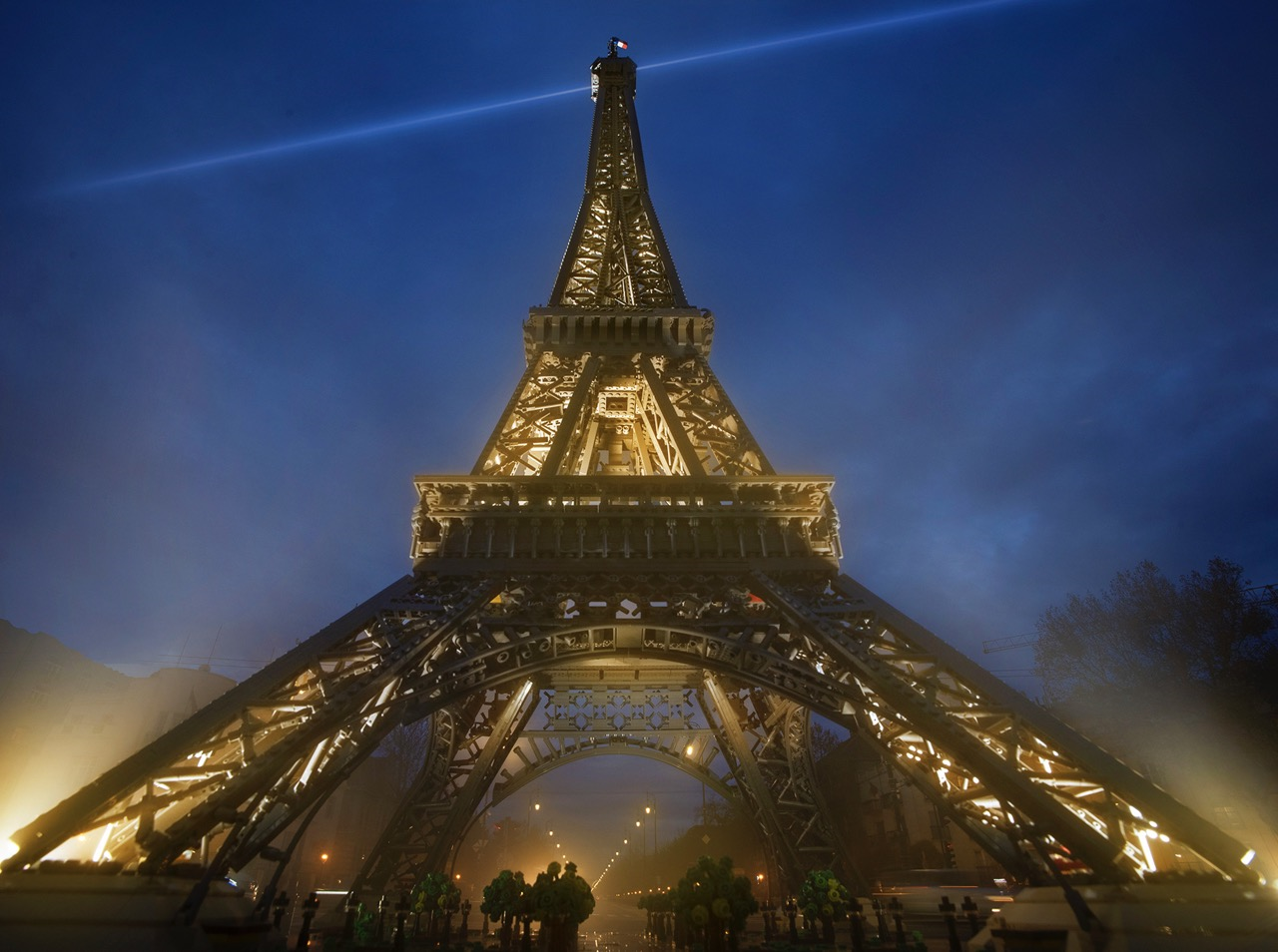 torre-eiffel-vira-inspiracao-para-incrivel-obra-de-fotografo-europeu-blog-emania-capa