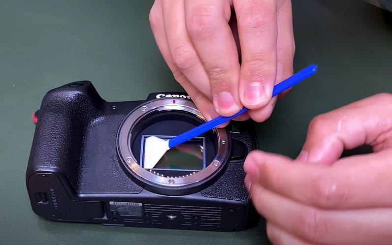 dicas-valiosas-para-limpar-o-sensor-da-camera-pincel-de-limpeza-blog-emania