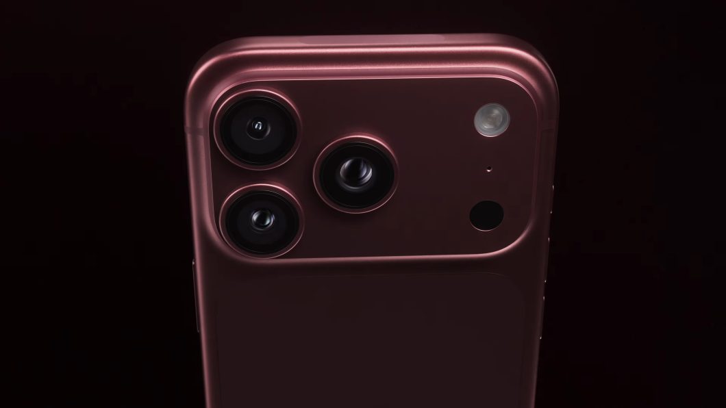 Detalhe do conjunto de três câmeras traseiras de um iPhone bordô
