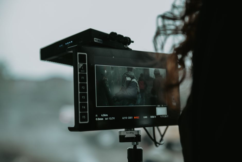 Monitor de câmera de cinema exibindo gravação de vídeo com dados técnicos e codec visível